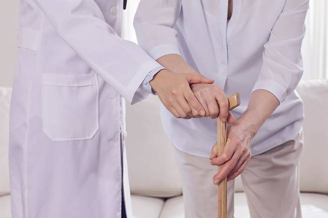 중국 난징대와 미국 노스웨스턴대 연구진은 파킨슨병 증상을 되돌릴 수 있는 주사 가능한 무선 뇌 심부 자극(DBS) 나노 시스템을 개발했다./이대목동병원