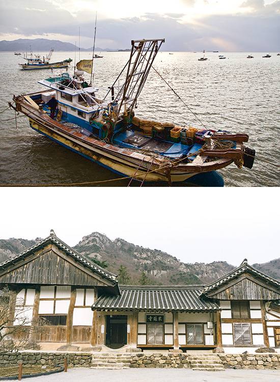 (위)겨울바람에 흔들이는 격포항의 어선들 (아래) 단아한 절집을 연상시키는 내소사