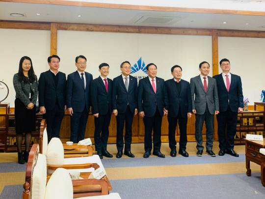 최민호 시장(왼쪽에서 여섯번째)이 16일 고기동 행안부장관 직무대행(왼쪽에서 다섯번째)을 만나 '세종시법 전부 개정'을 건의했다. 세종시 제공