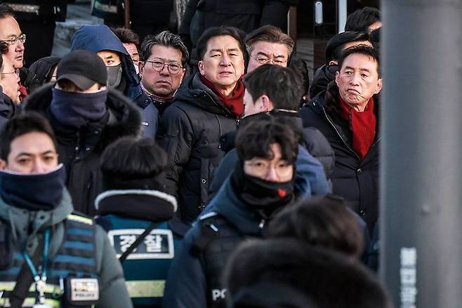 김기현 국민의힘 의원을 비롯한 소속 의원들이 15일 서울 용산구 대통령 관저 앞에 모여 있다. ⓒ뉴시스