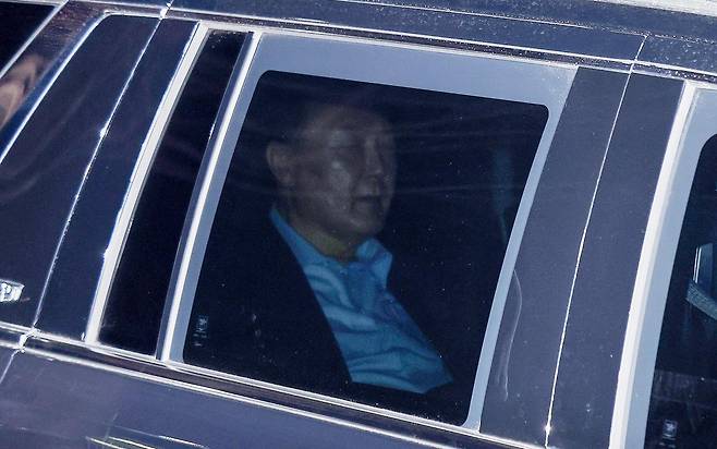 내란 우두머리 혐의로 체포된 윤석열 대통령이 15일 고위공직자범죄수사처(공수처)의 수사를 마친 후 경기도 의왕시 서울구치소에 도착하고 있다. 2025.1.15. 뉴스1