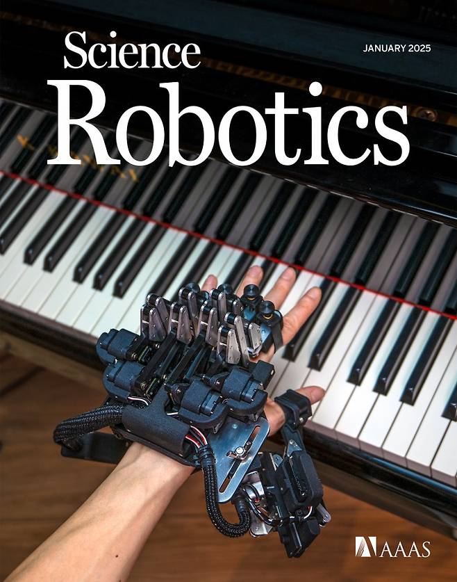 연구팀이 개발한 외골격 로봇 연구결과는 국제학술지 '사이언스 로보틱스' 1월호 표지논문으로 선정됐다. Science Robotics 제공