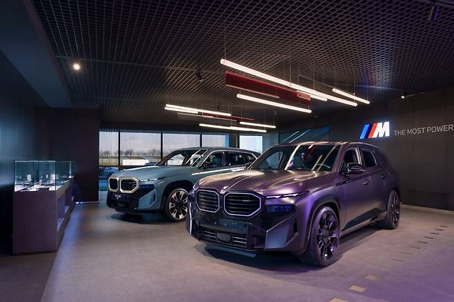 스트리트웨어 브랜드 키스(KITH)의 콜라보로 완성된 BMW XM 키스 에디션이 전시되어 있다. 사진=BMW코리아