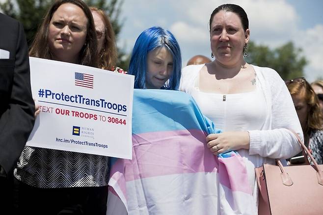 2017년 7월26일, 미국 워싱턴디시 국회의사당에서 열린 기자회견에 한 청소년(이름은 공개되지 않았으나 미군 병사의 트랜스젠더 자녀로 확인됨)이 참석하고 있다. 민주당 하원의원들과 엘지비티(LGBT) 커뮤니티 구성원 및 지지자들이 도널드 트럼프 미국 대통령의 트랜스젠더의 군 복무 금지 정책에 반대 의견을 표명했다. 워싱턴/EPA 연합뉴스