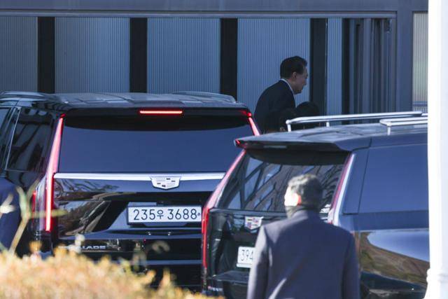 12·3 내란사태의 우두머리 혐의로 체포된 윤석열 대통령이 15일 경기 과천 고위공직자범죄수사처 청사 정문에 마련된 포토라인을 피해 후문으로 들어가고 있다. 과천=왕태석 선임기자