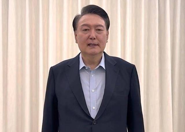 윤석열 대통령이 15일 관저에서 촬영된 것으로 보이는 영상을 통해 '국민께 드리는 말씀' 제하의 대국민 담화를 발표하고 있다. 대통령실 제공
