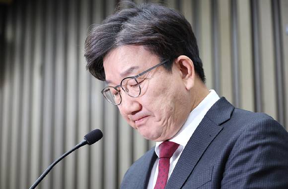 국민의힘 권성동 원내대표가 16일 국회에서 열린 비상 의원총회에서 발언을 하던 중 윤석열 대통령을 언급하며 목이 멘 듯 잠시 발언을 멈추고 있다. [사진=연합뉴스]