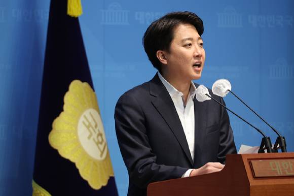 개혁신당 이준석 의원이 지난 13일 서울 여의도 소통관에서 더불어민주당의 가짜뉴스 신고 시스템 '민주파출소'의 불법성을 지적하며 폐쇄를 촉구하고 있다. 2025.1.13 [사진=연합뉴스]