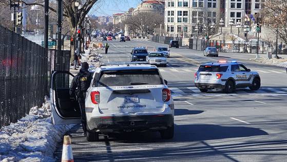 도널드 트럼프 미국 대통령 당선인의 취임식이 열리는 워싱턴 DC 간선 도로에 14일(현지시간) 경찰이 출입을 통제하며 경계를 강화하고 있다. 워싱턴=김형구 특파원