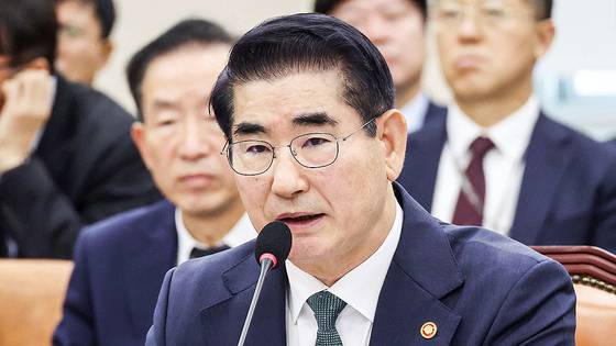 김용현 전 국방부 장관이 지난해 11월 국회에서 열린 국방위원회 전체회의에서 의원 질의에 답하는 모습. 연합뉴스