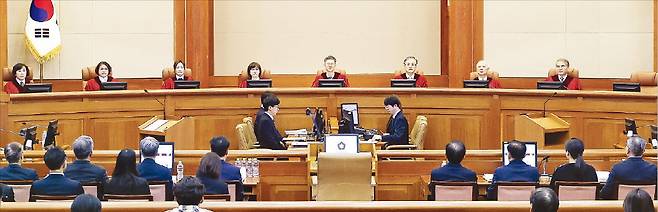 헌재 8인체제로 심리 16일 서울 재동 헌법재판소 대심판정에서 열린 ‘윤석열 대통령 탄핵심판’ 2차 변론기일에 헌법재판관 8명이 착석해 국회 측과 윤 대통령 측의 변론을 듣고 있다. 김범준 기자
