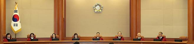 윤석열 대통령 탄핵 심판의 두번째 변론기일인 16일 오후 서울 종로구 헌법재판소에 열리고 있다. (왼쪽부터) 정계선, 김복형, 정정미, 이미선, 문형배, 김형두, 정형식, 조한창 헌재 재판관이 앉아있는 모습.  [공동취재]