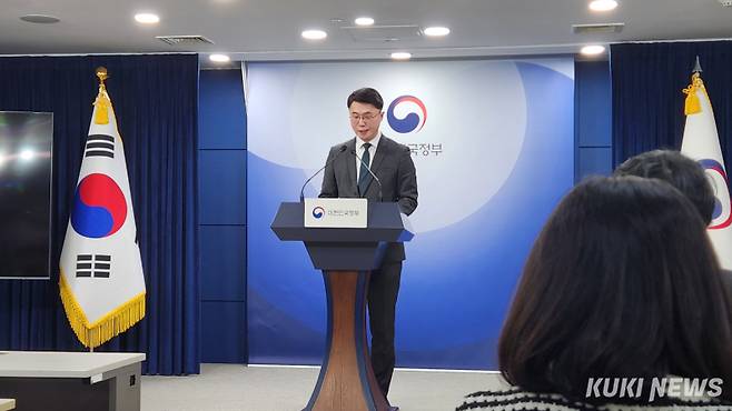 류제명 과학기술정보통신부 네트워크정책실장이 15일 정부서울청사에서 ‘알뜰폰 경쟁력 강화방안 및 신규사업자 정책 관련 연구반 논의 결과’를 발표하고 있다. 이소연 기자&nbsp;