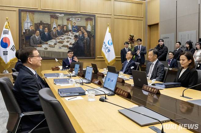 이창용 한국은행 총재가 16일 오전 서울 중구 한국은행에서 금융통화위원회를 주재하고 있다.&nbsp; &nbsp; 사진공동취재단