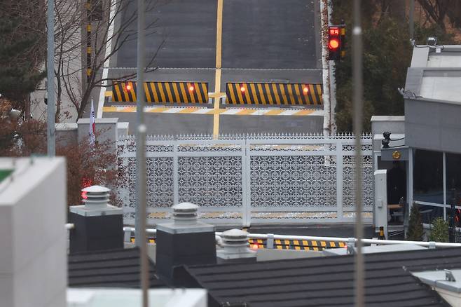 윤석열 대통령이 내란 수괴 혐의로 고위공직자범죄수사처(공수처)에 체포된 다음 날인 16일 오전 서울 용산구 한남동 대통령 관저 앞 출입구의 모습. / 사진=연합뉴스