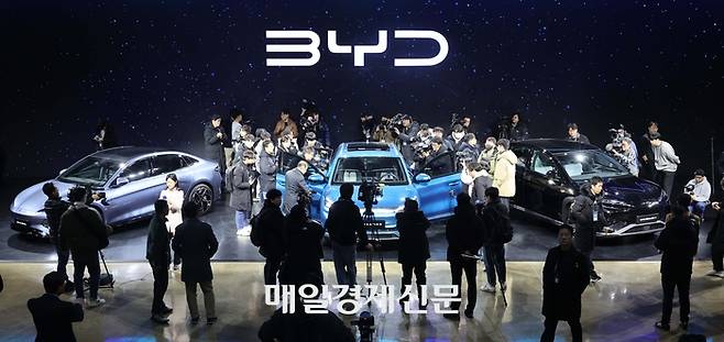 중국 전기차 BYD(비아디) 승용 브랜드 국내 공식 출범을 알리는 미디어 쇼케이스가 16일 인천 중구 상상플랫폼에서 열린 가운데 참석자들이  중형 전기 세단 씰(SEAL, 왼쪽부터), 소형 전기 SUV 아토3(ATTO3), 중형 전기SUV 씨라이언7(SEALION7)을 살펴보고 있다. 2025.1.16 [한주형 기자]