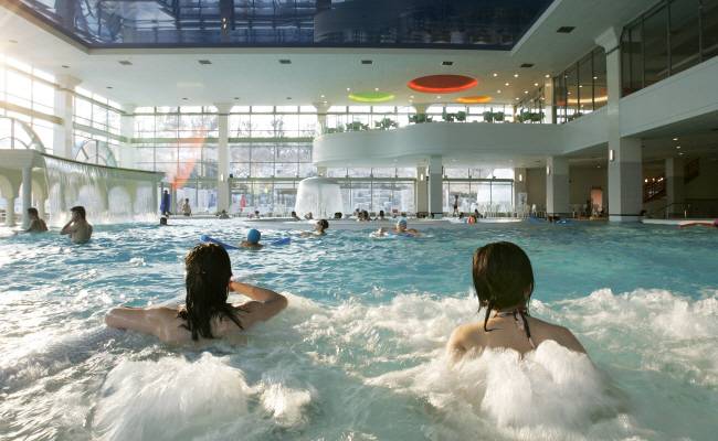 치유개념을 더한 독일식 온천을 지향하는 테르메덴 풀앤스파의 바데 풀. 바데 풀에서는 10여 종의 시설을 활용해 수(水)치료를 하면서 물놀이도 즐길 수 있다. 독일의 ‘바데하우스’를 모델로 만들었다.  테르메덴 제공
