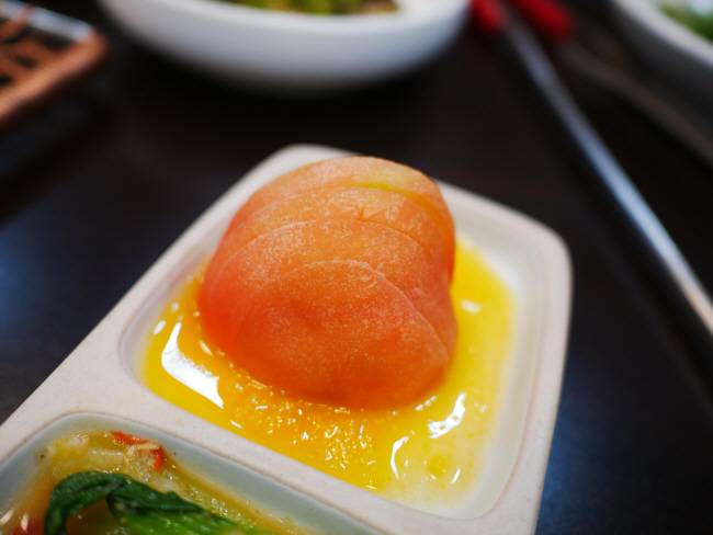 전남 광양의 불고기집 ‘금목서’의 토마토 장아찌.