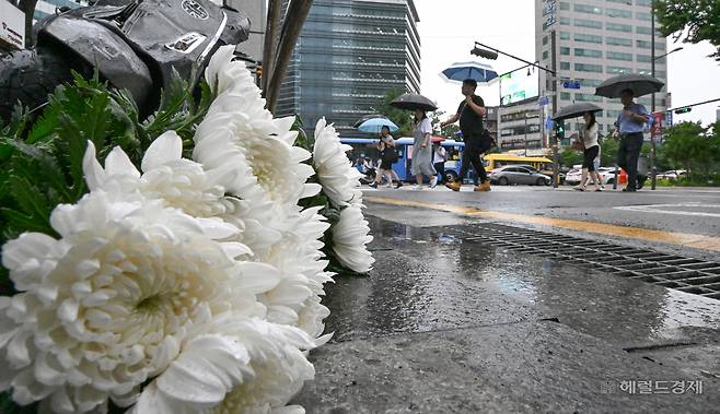 지난 1일 밤 서울 중구 시청역 인근에서 역주행한 승용차로 인해 9명이 사망하는 사건이 발생했다. 2일 오전 사고현장에 희생자를 추모하는 국화꽃이 놓여있다. 2024년 7월 2일. [사진=임세준 기자/jun@]