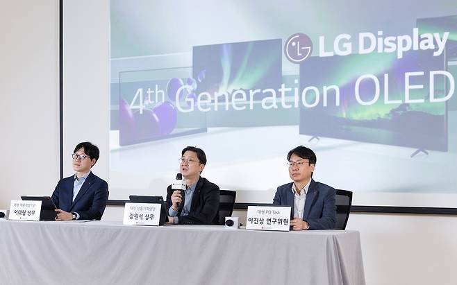 16일 마곡 LG사이언스파크에서 열린 ‘LG디스플레이 4세대 OLED 패널 기술 설명회’에서 강원석(가운데) 대형 상품기획담당 상무, 이태림(왼쪽) 대형 제품개발1담당 상무, 이진상(오른쪽) 대형 PQ 태스크 연구위원이 질의응답을 하고 있다. [LG디스플레이 제공]