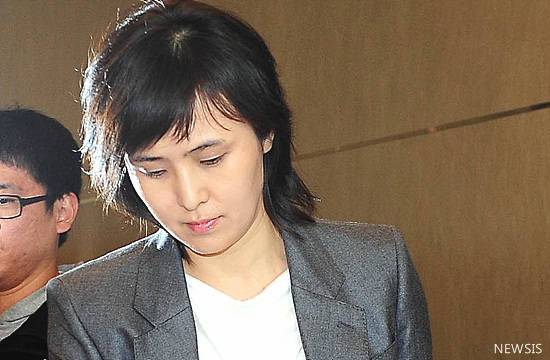 2013년 10월 서울 중구 롯데호텔에서 열린 ‘신정아 자전 에세이 4001 출간 기자간담회’에서 신정아 전 교수가 자리에 참석하고 있다. [뉴시스]