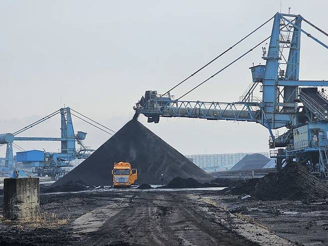 [태안=뉴시스] 여동준 기자 = 서부발전이 진행 중인 저탄장 옥내화 사업. 2025.01.16. yeodj@newsis.com *재판매 및 DB 금지