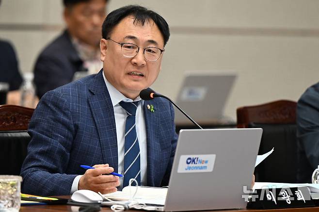 [무안=뉴시스] 박기웅 기자 = 이광희 더불어민주당 의원이 21일 오전 전남 무안군 전남도청에서 열린 국회 행정안전위원회 전남도 국정감사에서 질의하고 있다. 2024.10.21. pboxer@newsis.com