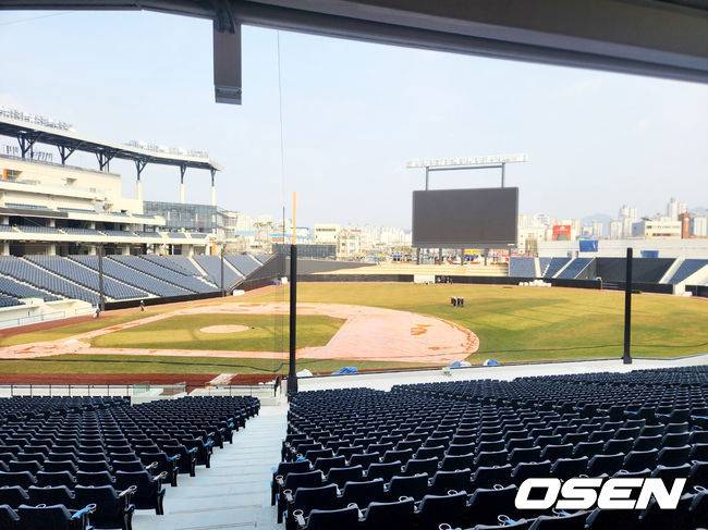 [OSEN=이상학 기자] 대전 새 야구장 1루측 관중석에선 좌측 대형 전광판이 한눈에 들어온다. /waw@osen.co.kr