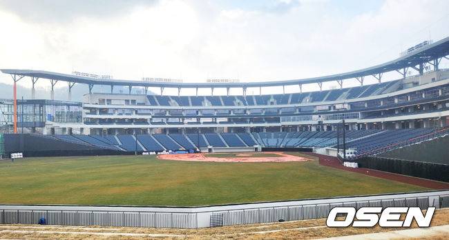 [OSEN=이상학 기자] 대전 새 야구장이 공정률 95%로 3월 개장을 앞두고 있다. 외야에서 바라본 그라운드. /waw@osen.co.kr