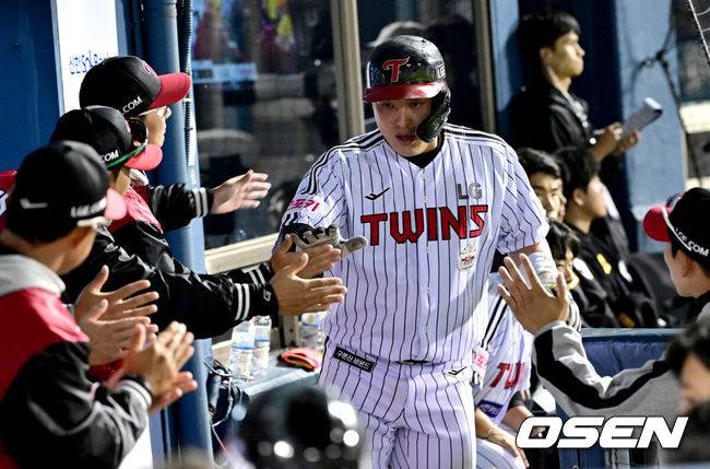 [OSEN=잠실, 최규한 기자] 17일 서울 잠실야구장에서 ‘2024 신한 SOL뱅크 KBO 포스트시즌’ 플레이오프 3차전 LG 트윈스와 삼성 라이온즈의 경기가 열렸다. 5회말 1사 1, 3루 상황 LG 홍창기의 선제 1타점 희생플라이 때 홈을 밟은 박동원이 염경엽 감독과 인사를 나누고 있다. 2024.10.17 / dreamer@osen.co.kr