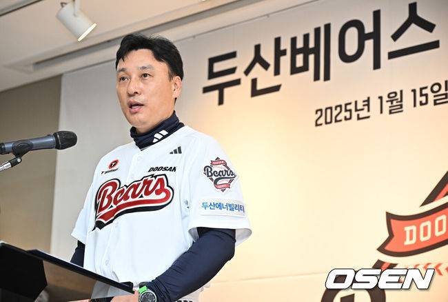 [OSEN=잠실, 조은정 기자]두산 베어스가 15일 서울 송파구 잠실야구장에서 43주년 창단기념식 겸 시무식을 가졌다.행사에는 고영섭 신임 대표이사를 비롯해 김태룡 단장, 이승엽 감독 및 주장 양의지를 비롯한 선수단 85명이 참석했다.두산 이승엽 감독이 인사말을 하고 있다. 2025.01.15 /cej@osen.co.kr