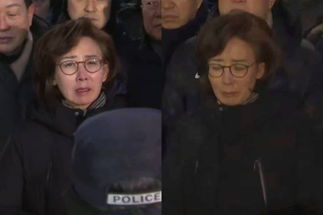 고위공직자범죄수사처(공수처)와 경찰이 윤석열 대통령에 대한 2차 체포영장 집행에 나선 15일 새벽 서울 용산구 한남동 대통령 관저 입구에서 국민의힘 나경원 의원이 울먹이며 발언하고 있다.&nbsp;JTBC·채널A 보도화면 캡처