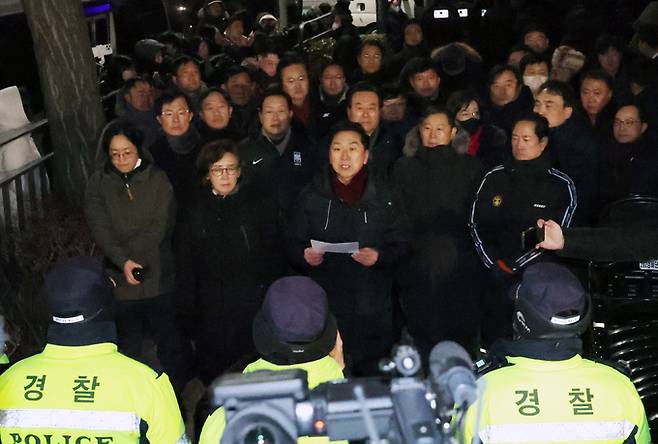 고위공직자범죄수사처(공수처)와 경찰이 윤석열 대통령 2차 체포영장 집행에 나선 15일 서울 용산구 한남동 대통령 관저 앞에 김기현 의원을 비롯한 국민의힘 의원들이 입장을 밝히고 있다. 뉴스1