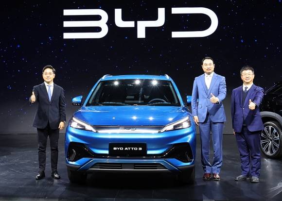 중국 BYD 국내 승용차 시장 공식 진출 - 16일 오전 인천 중구 상상플랫폼에서 열린 ‘BYD 승용 브랜드 런칭 미디어 쇼케이스’에서 조인철 BYD 코리아 승용부문 대표(왼쪽) 등 관계자들이 아토 3 옆에서 포즈를 취하고 있다.  연합뉴스