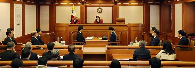 1월3일 정형식(왼쪽)·이미선 헌법재판관이 서울 종로구 헌법재판소 소심판정에서 열린 윤석열 탄핵심판 2차 변론준비기일을 진행하고 있다. ⓒ공동취재