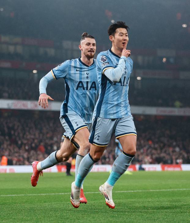 손흥민(가운데 오른쪽)이  16일 오전 5시(한국시간) 영국 런던의 에미레이트 스타디움에서 열린 토트넘 대 아스널의 '2024~2025시즌 잉글리시 프리미어리그(EPL)' 21라운드에서 선제골을 터트린 뒤 기뻐하고 있다. /사진=토트넘 공식 SNS