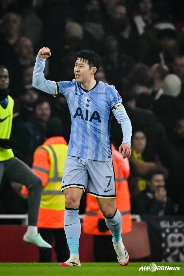 주먹을 불끈 쥐는 손흥민. /AFPBBNews=뉴스1