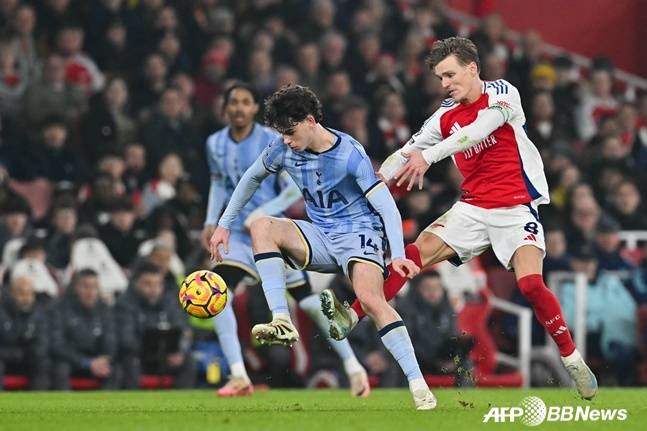 아치 그레이(가운데)와 마르틴 외데고르. /AFPBBNews=뉴스1