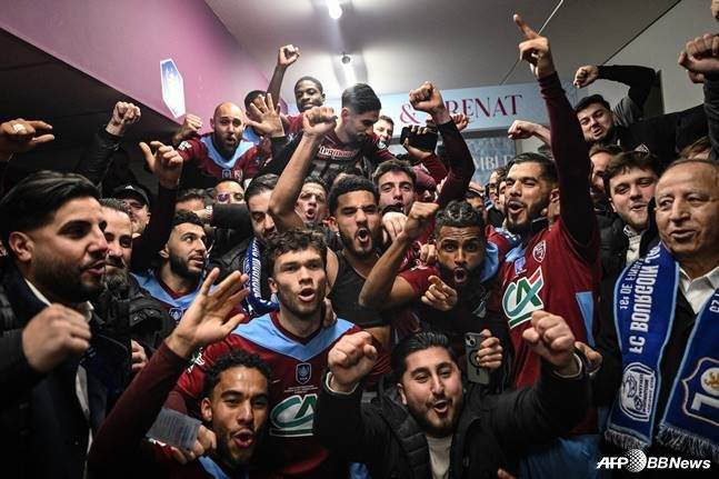 브루고앙 잘리외 선수들이 올림피크 리옹과 경기서 승리 후 라커룸에서 기뻐하고 있다. /AFPBBNews=뉴스1