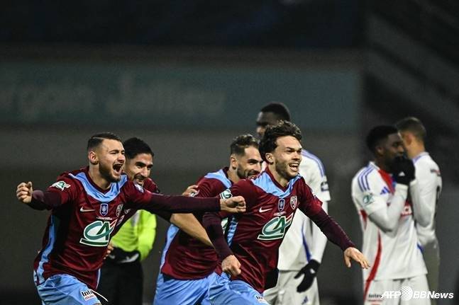 잘리외 선수들이 리옹전 승리 확정 후 달려가고 있다. /AFPBBNews=뉴스1