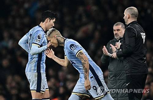 K리그1 MVP 후보까지 오르며 많은 기대를 안고 토트넘 홋스퍼에 입단한 양민혁의 데뷔전이 차일피일 미뤄지고 있다.&nbsp;  일각에선 1군 팀이 아닌 21세 이하 팀에서 적응기를 거칠 거란 전망도 등장했다. K리그에서 프리미어리그로 직행했던 한 선배의 행보와는 거리감이 느껴찌나는 아쉬운 대목이다.&nbsp;연합뉴스