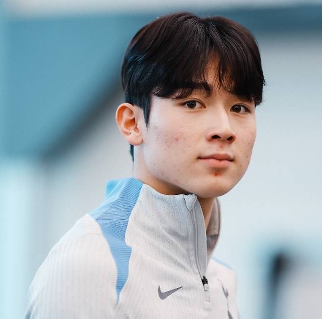 K리그1 MVP 후보까지 오르며 많은 기대를 안고 토트넘 홋스퍼에 입단한 양민혁의 데뷔전이 차일피일 미뤄지고 있다.&nbsp;  일각에선 1군 팀이 아닌 21세 이하 팀에서 적응기를 거칠 거란 전망도 등장했다. K리그에서 프리미어리그로 직행했던 한 선배의 행보와는 거리감이 느껴찌나는 아쉬운 대목이다.&nbsp;토트넘