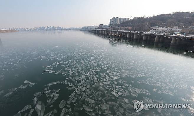 수면 얼기 시작하는 한강 (서울=연합뉴스) 김인철 기자 = 서울 아침기온이 영하권을 보이며 추운 날씨를 보인 12일 용산구 한강대교 남단 아래 한강 수면이 조금씩 얼어붙기 시작하고 있다. 2025.1.12 yatoya@yna.co.kr