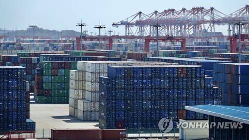 중국 최대 수출항인 상하이 양산항에 쌓인 컨테이너 [촬영 차대운]