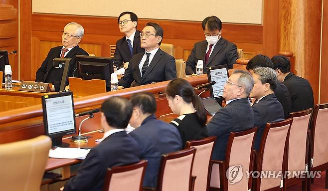 2차 변론기일 출석한 윤 대통령 측 변호인단 (서울=연합뉴스) 이정훈 기자 = 윤석열 대통령의 탄핵심판 2차 변론기일인 16일 오후 윤 대통령 측 변호인단이 서울 종로구 헌법재판소 대심판정에 출석해 있다. 2025.1.16 [공동취재] uwg806@yna.co.kr