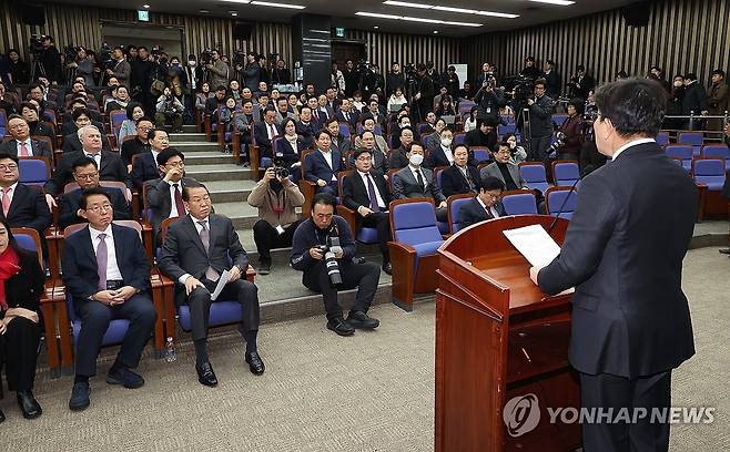 비상의총에서 발언하는 권성동 원내대표 (서울=연합뉴스) 김주형 기자 = 국민의힘 권성동 원내대표가 16일 국회에서 열린 비상의원총회에서 발언하고 있다. 2025.1.16 kjhpress@yna.co.kr