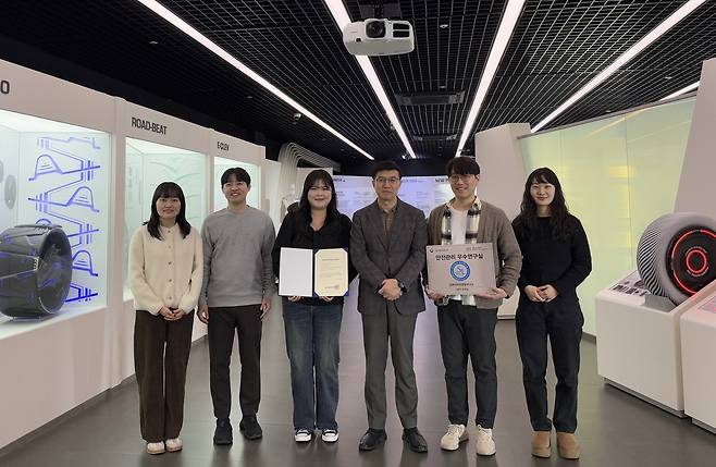 금호타이어 용인중앙연구소가 과학기술정보통신부 주관 ‘2024년 안전관리 우수연구실 인증’을 획득하였다.(왼쪽&nbsp;4번째)&nbsp;금호타이어 연구개발본부장 김영진 전무와 직원들이 인증서를 들고 사진 촬영을 하고 있다. 사진=금호타이어