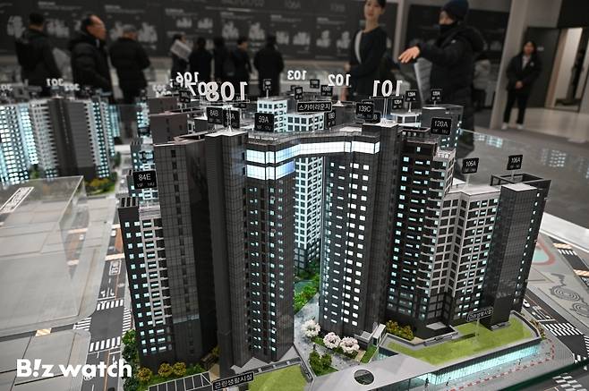 삼성물산이 17일 방배6구역 '래미안 원페를라'의 견본주택을 서울 송파구에 개관하고, 본격적인 분양에 나섰다./사진=이명근 기자 qwe123@