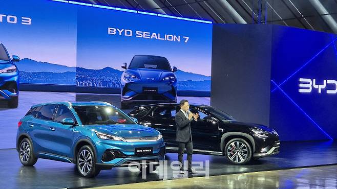 16일 인천 중구 소재 상상플랫폼에서 열린 BYD코리아 승용차 브랜드 출범 쇼케이스에서 조인철 BYD코리아 승용 부문 대표가 설명하고 있다. (사진=이윤화 기자)