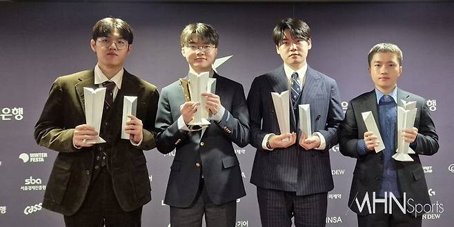 지난해 12월 동대문디자인플라자(DDP)에서 열린 '2024 LCK 어워드' 이후 진행된 기자회견에서 기념촬영을 하고 있는 T1 선수들